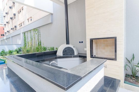 Apartamento com 2 quartos e varanda para comprar. Piscina no condomínio. — Churrasqueira