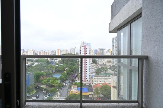 Apartamento com 2 quartos e varanda para comprar. Piscina no condomínio. — Suíte 2