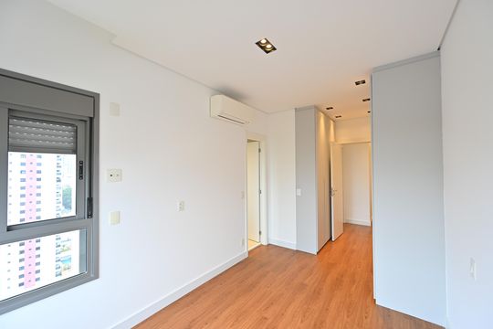 Apartamento com 2 quartos e varanda para comprar. Piscina no condomínio. — Suíte 1