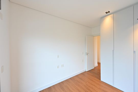 Apartamento com 2 quartos e varanda para comprar. Piscina no condomínio. — Suíte 2