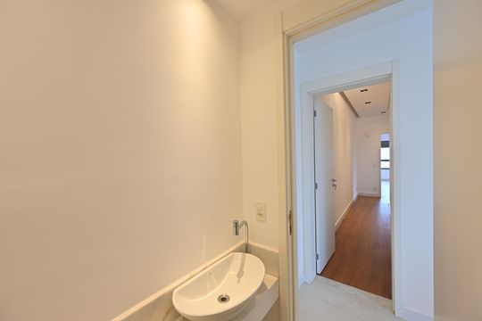 Apartamento com 2 quartos e varanda para comprar. Piscina no condomínio. — Lavabo