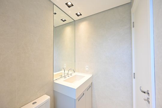 Apartamento com 2 quartos e varanda para comprar. Piscina no condomínio. — Banheiro da Suíte 1