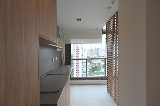 Apartamento com 2 quartos e varanda para comprar. Piscina no condomínio. — Lavanderia