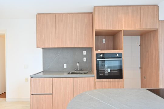 Apartamento com 2 quartos e varanda para comprar. Piscina no condomínio. — Cozinha