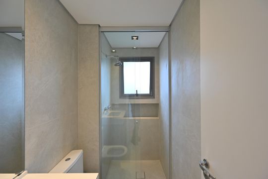 Apartamento com 2 quartos e varanda para comprar. Piscina no condomínio. — Banheiro da Suíte 2