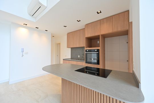 Apartamento com 2 quartos e varanda para comprar. Piscina no condomínio. — Cozinha
