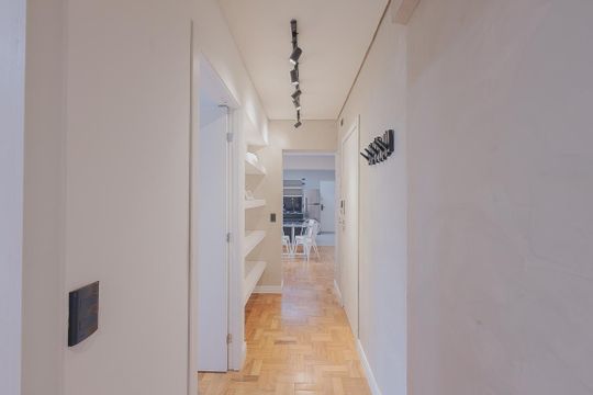 Aluguel: apartamento mobiliado no Jardim Paulista, 2 quartos (1 suíte). — Corredor