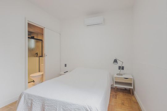 Aluguel: apartamento mobiliado no Jardim Paulista, 2 quartos (1 suíte). — Suíte