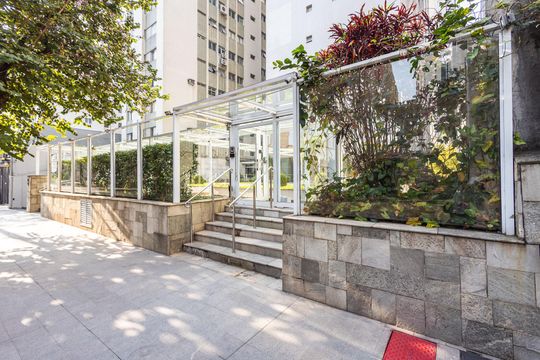 Aluguel: apartamento mobiliado no Jardim Paulista, 2 quartos (1 suíte). — Fachada