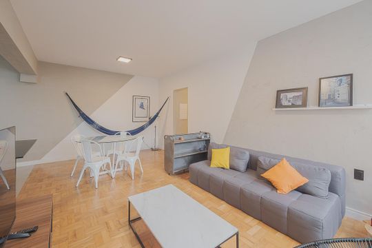 Aluguel: apartamento mobiliado no Jardim Paulista, 2 quartos (1 suíte). — Sala