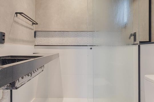 Aluguel: apartamento mobiliado no Jardim Paulista, 2 quartos (1 suíte). — Banheiro da Suíte