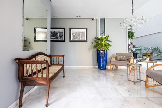 Aluguel: apartamento mobiliado no Jardim Paulista, 2 quartos (1 suíte). — Hall social
