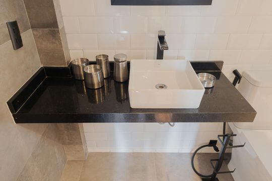 Aluguel: apartamento mobiliado no Jardim Paulista, 2 quartos (1 suíte). — Banheiro