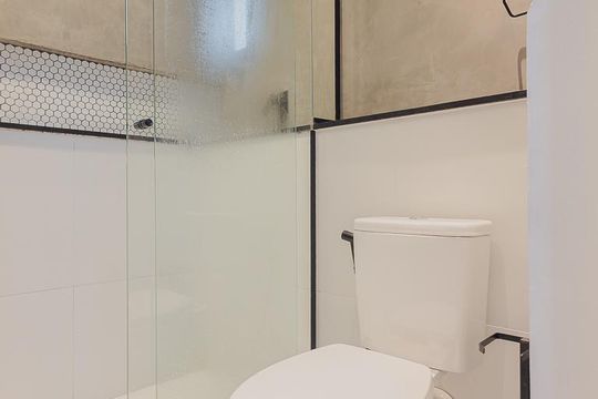 Aluguel: apartamento mobiliado no Jardim Paulista, 2 quartos (1 suíte). — Banheiro da Suíte