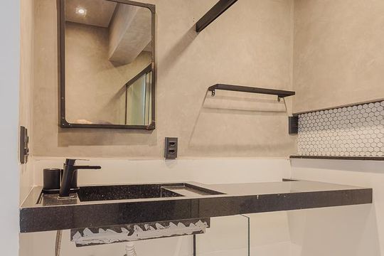 Aluguel: apartamento mobiliado no Jardim Paulista, 2 quartos (1 suíte). — Banheiro da Suíte