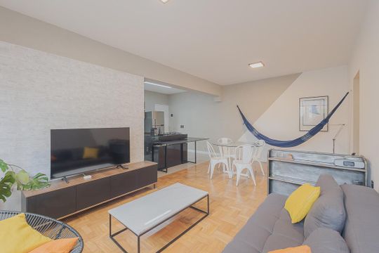 Aluguel: apartamento mobiliado no Jardim Paulista, 2 quartos (1 suíte). — Sala