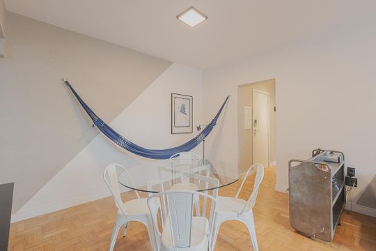 Aluguel: apartamento mobiliado no Jardim Paulista, 2 quartos (1 suíte). — Sala