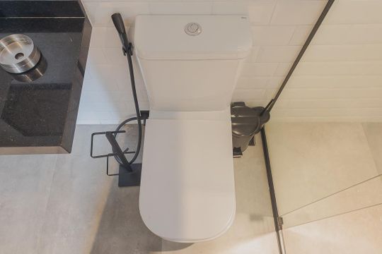 Aluguel: apartamento mobiliado no Jardim Paulista, 2 quartos (1 suíte). — Banheiro