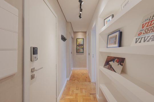 Aluguel: apartamento mobiliado no Jardim Paulista, 2 quartos (1 suíte). — Corredor