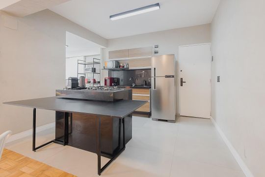 Aluguel: apartamento mobiliado no Jardim Paulista, 2 quartos (1 suíte). — Cozinha
