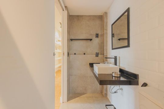 Aluguel: apartamento mobiliado no Jardim Paulista, 2 quartos (1 suíte). — Banheiro