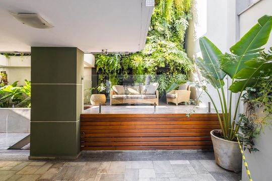 Aluguel: apartamento mobiliado no Jardim Paulista, 2 quartos (1 suíte). — Área comum