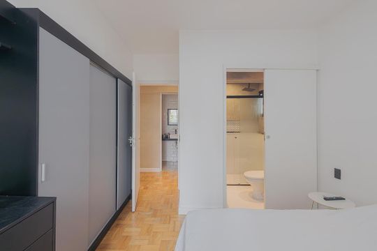 Aluguel: apartamento mobiliado no Jardim Paulista, 2 quartos (1 suíte). — Suíte