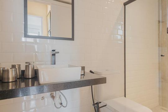 Aluguel: apartamento mobiliado no Jardim Paulista, 2 quartos (1 suíte). — Banheiro