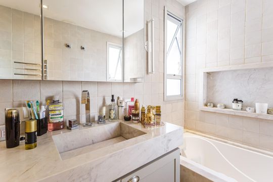 Venda de apartamento no Recanto Paraíso: 2 quartos, piscina, churrasqueira, aceita pets. — Banheiro da Suíte