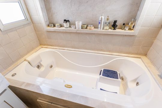 Venda de apartamento no Recanto Paraíso: 2 quartos, piscina, churrasqueira, aceita pets. — Banheiro da Suíte