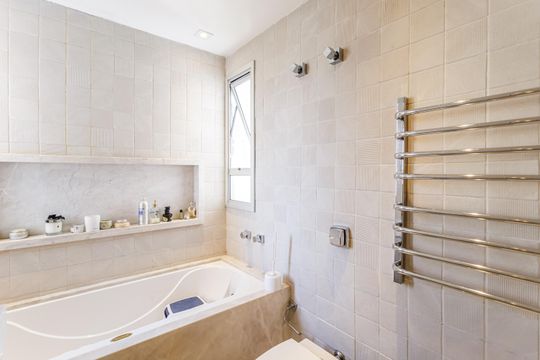 Venda de apartamento no Recanto Paraíso: 2 quartos, piscina, churrasqueira, aceita pets. — Banheiro da Suíte
