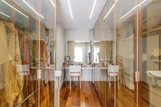 Venda de apartamento no Recanto Paraíso: 2 quartos, piscina, churrasqueira, aceita pets. — Closet da suíte