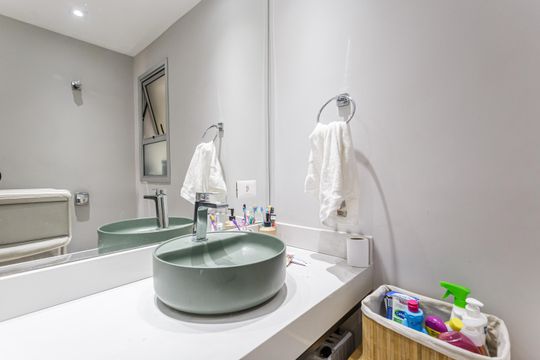 Venda de apartamento no Recanto Paraíso: 2 quartos, piscina, churrasqueira, aceita pets. — Banheiro Social
