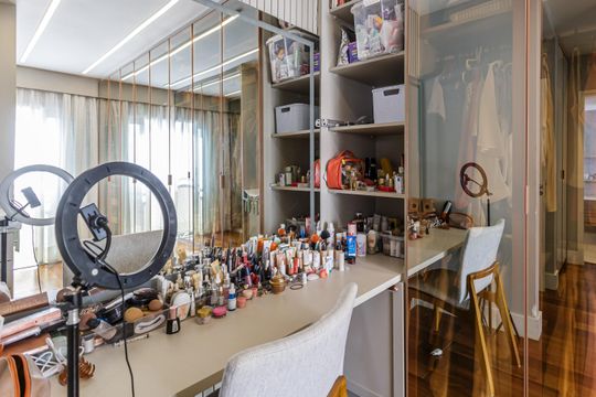 Venda de apartamento no Recanto Paraíso: 2 quartos, piscina, churrasqueira, aceita pets. — Closet da suíte