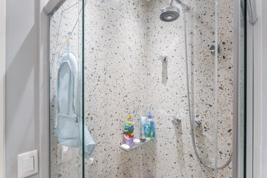Venda de apartamento no Recanto Paraíso: 2 quartos, piscina, churrasqueira, aceita pets. — Banheiro Social