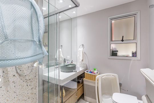 Venda de apartamento no Recanto Paraíso: 2 quartos, piscina, churrasqueira, aceita pets. — Banheiro Social