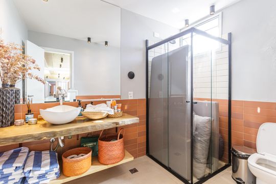 Venda de apartamento no Recanto Paraíso: 2 quartos, piscina, churrasqueira, aceita pets. — Banheiro Social
