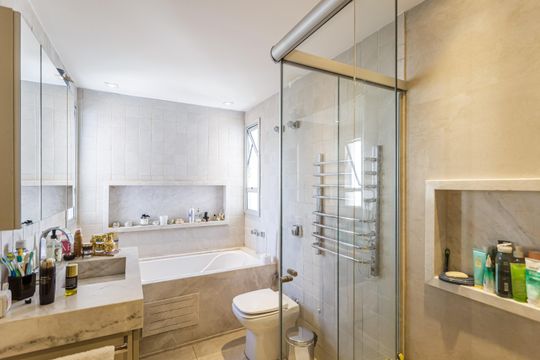 Venda de apartamento no Recanto Paraíso: 2 quartos, piscina, churrasqueira, aceita pets. — Banheiro da Suíte