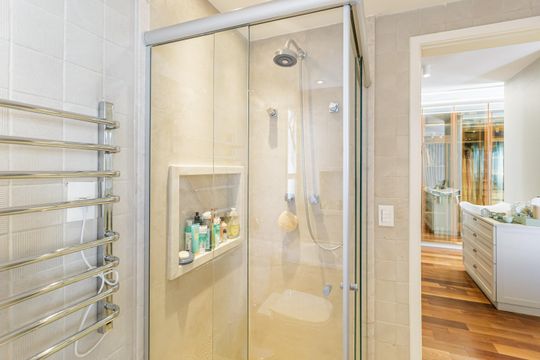 Venda de apartamento no Recanto Paraíso: 2 quartos, piscina, churrasqueira, aceita pets. — Banheiro da Suíte