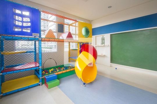 Apartamento mobiliado com varanda, 2 quartos, piscina e academia no condomínio para comprar. — Brinquedoteca