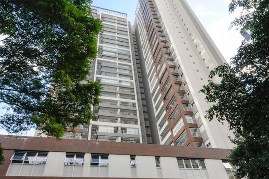 Apartamento mobiliado com varanda, 2 quartos, piscina e academia no condomínio para comprar. — Fachada do predio