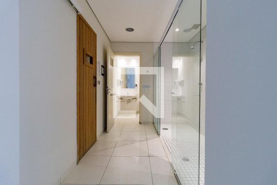 Apartamento mobiliado com varanda, 2 quartos, piscina e academia no condomínio para comprar. — Sauna