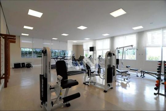 Apartamento mobiliado com varanda, 2 quartos, piscina e academia no condomínio para comprar. — Area Comum