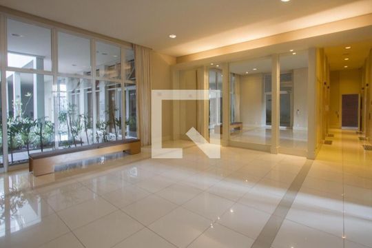 Apartamento mobiliado com varanda, 2 quartos, piscina e academia no condomínio para comprar. — Hall de Entrada