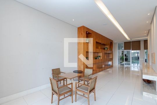Apartamento mobiliado com varanda, 2 quartos, piscina e academia no condomínio para comprar. — Salão de Festas