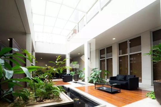 Apartamento mobiliado com varanda, 2 quartos, piscina e academia no condomínio para comprar. — Hall Social