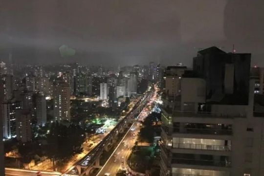 Apartamento mobiliado com varanda, 2 quartos, piscina e academia no condomínio para comprar. — foto 32