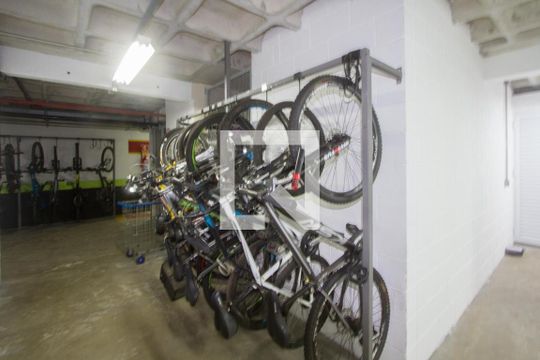 Apartamento mobiliado com varanda, 2 quartos, piscina e academia no condomínio para comprar. — Bicicletário