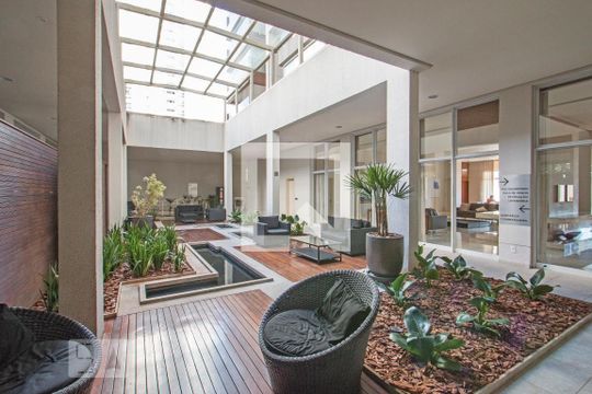 Apartamento mobiliado com varanda, 2 quartos, piscina e academia no condomínio para comprar. — Condomínio