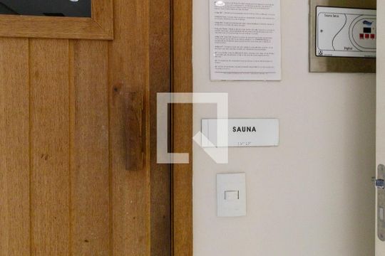 Apartamento mobiliado com varanda, 2 quartos, piscina e academia no condomínio para comprar. — Sauna